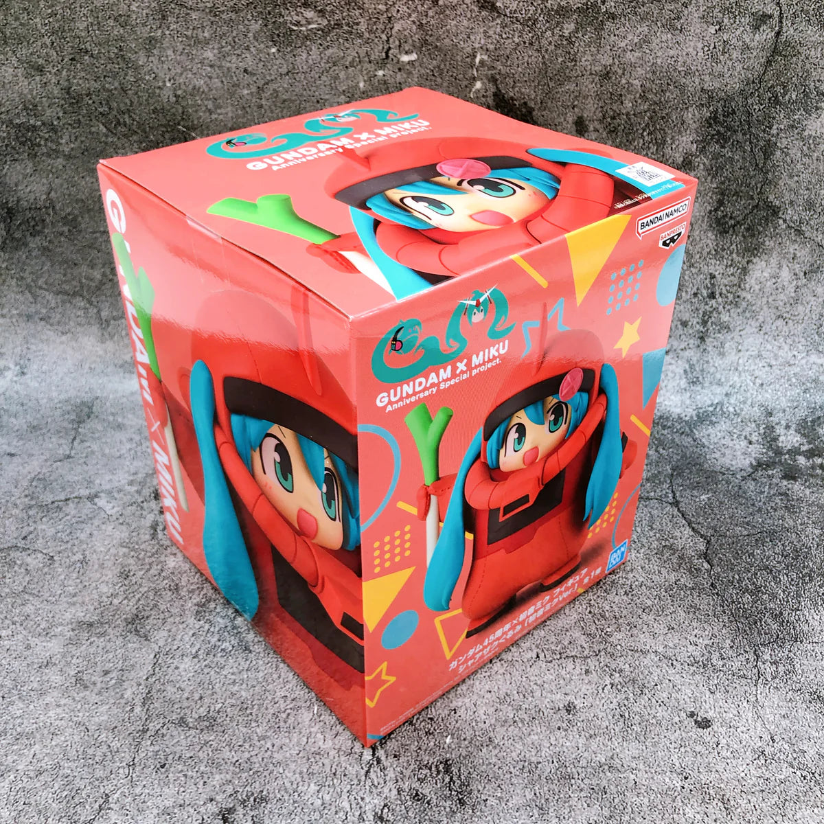 BANPRESTO GUNDAM 45TH  × HATSUNE MIKU FIGURE - CHAR ZAKU COSTUME HATSUNE MIKU VER. 15cm